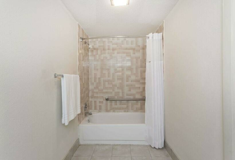 带2个双人床的标准工作室, Days Inn By Wyndham Winston Salem North