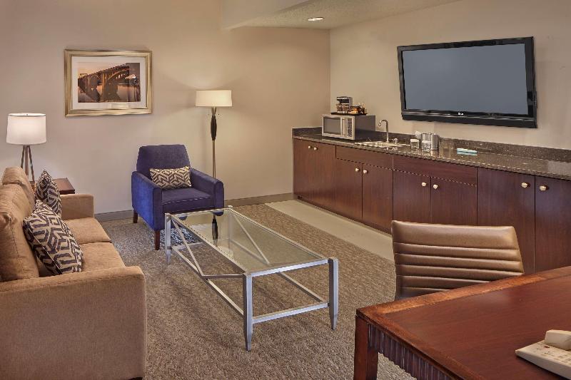 带大床的行政房间, Doubletree By Hilton Little Rock