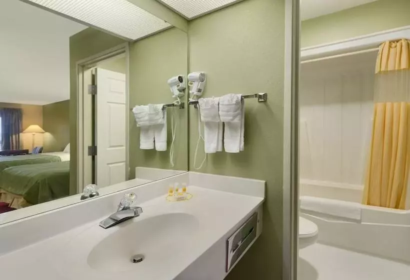 スイート, Quality Inn & Suites Near Robins Air Force Base