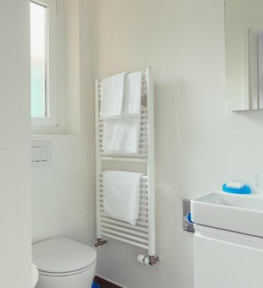 Comfort room with lake view, B&b Toblerina