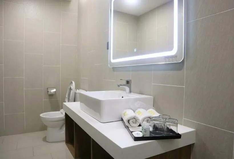 Pokój Deluxe Trzyosobowy, Roxy Hotel Padungan