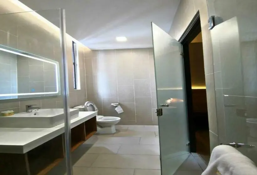 Pokój Standard Trzyosobowy, Roxy Hotel Padungan