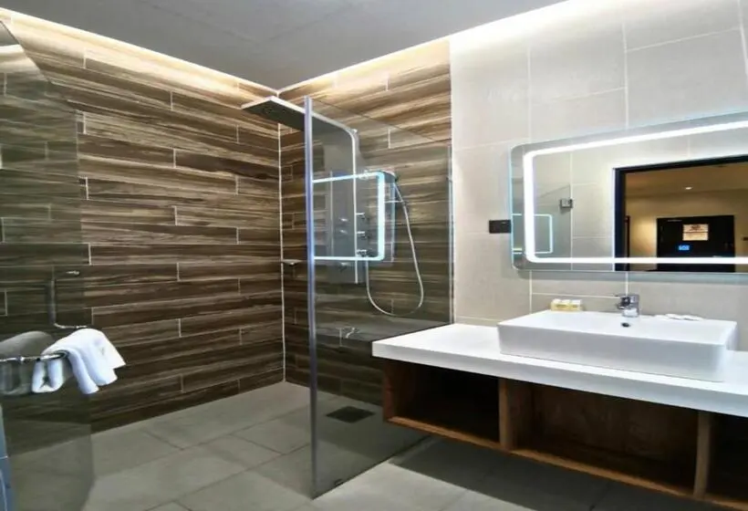 Pokój Standard Trzyosobowy, Roxy Hotel Padungan