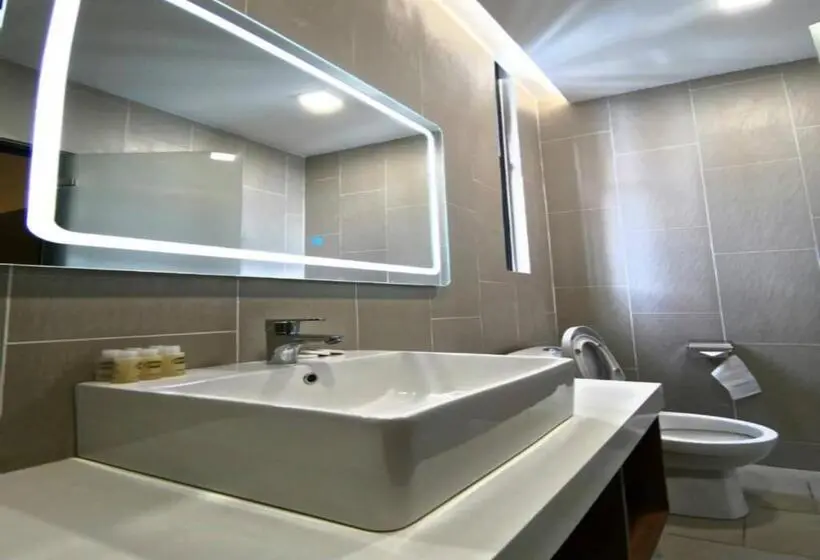 Pokój Standard Trzyosobowy, Roxy Hotel Padungan