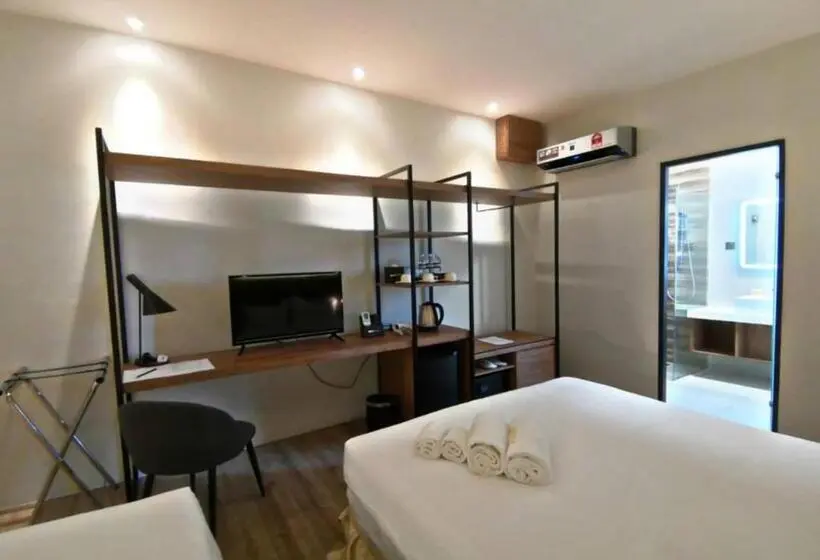 Pokój Standard Trzyosobowy, Roxy Hotel Padungan