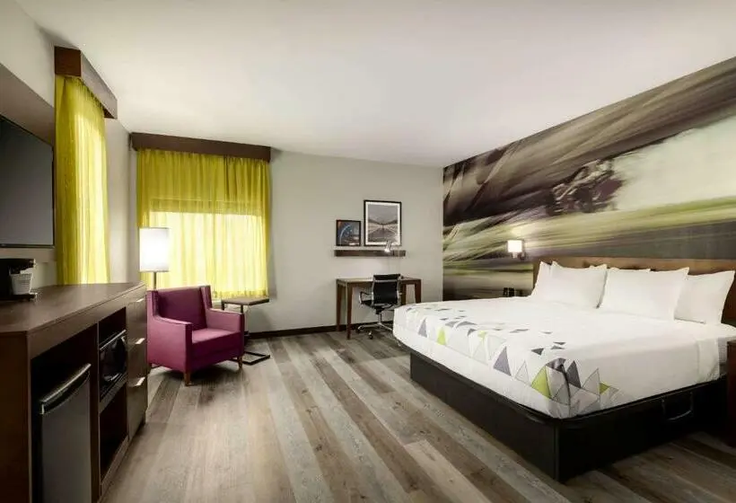キングサイズベッドのスタンダードルーム, La Quinta Inn & Suites By Wyndham Braselton