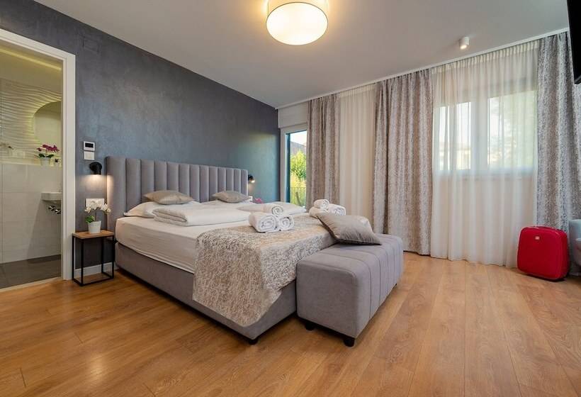 اتاق لوکس با چشم‌انداز باغ, Seven Seas Residence