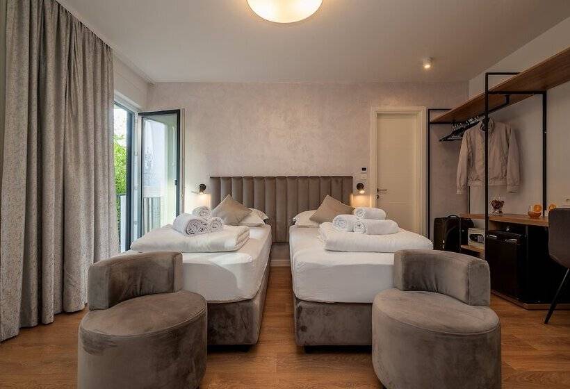اتاق لوکس با چشم‌انداز شهر, Seven Seas Residence