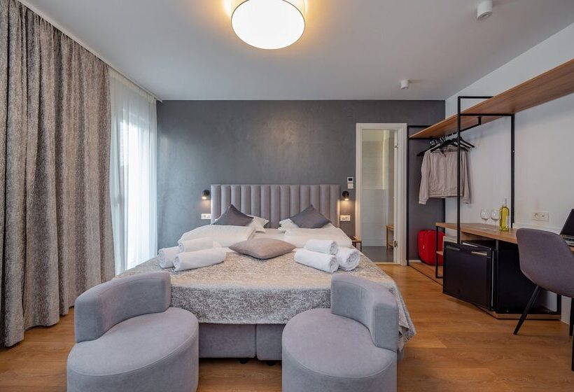 اتاق لوکس با چشم‌انداز شهر, Seven Seas Residence