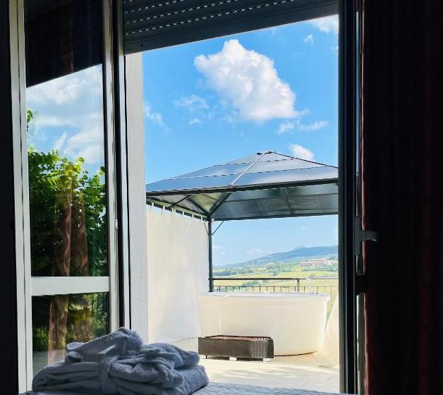 스위트 킹사이즈 침대, Arts Club Boutique Hotel & Spa