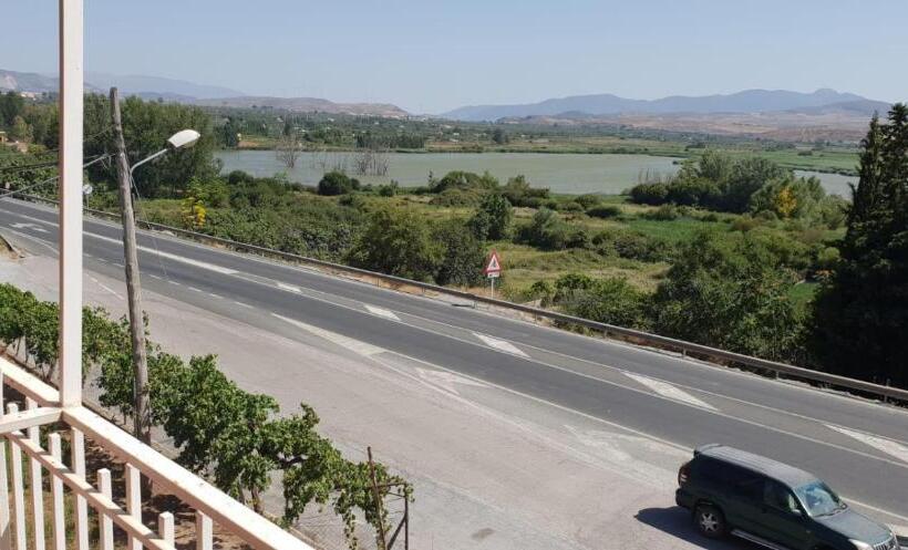 Номер Стандарт Вид на Озеро, Hostal Restaurante El Cruce