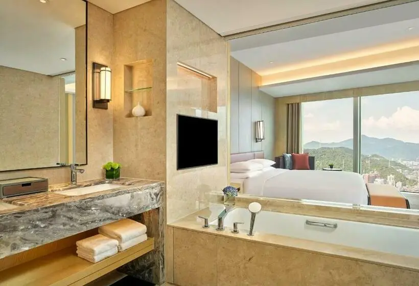 キングサイズベッドのスイートルーム, Hyatt Regency Shenzhen Yantian