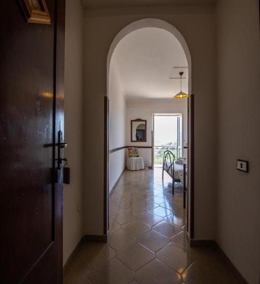 基本三人间, Madonna Della Scala