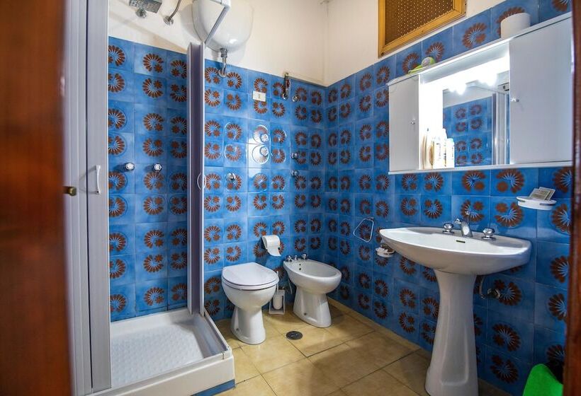 带海景标准四人间, Madonna Della Scala