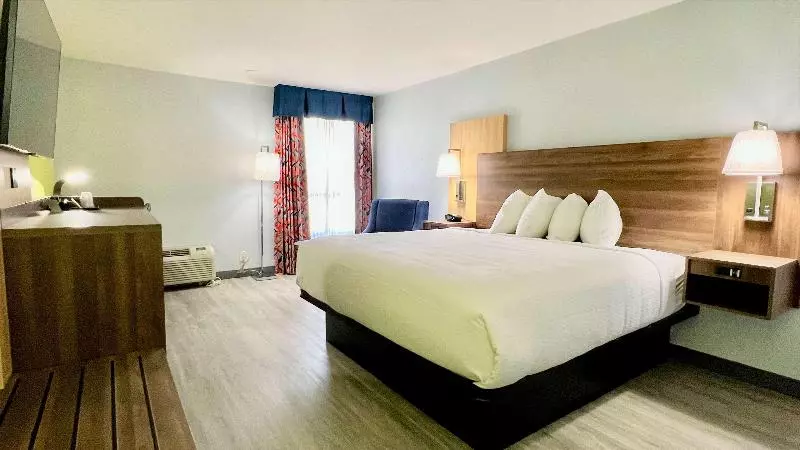 キングサイズベッドのスタンダードルーム, Best Western Plus St. Louis Westwestport