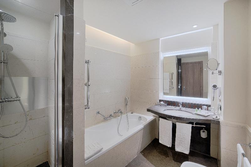 带大床的豪华间, Heritage Inn & Suites The Woodlands, Trademark By Wyndham