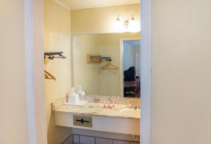 디럭스 룸, Rest Inn   Extended Stay, I 40 Airport, Wedding & Event Center