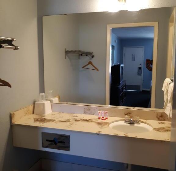 디럭스 룸, Rest Inn   Extended Stay, I 40 Airport, Wedding & Event Center