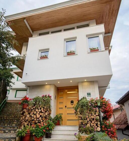 استودیو خانوادگی, Residence Mahala