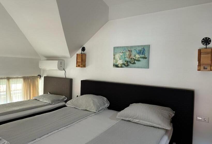 اتاق لوکس چهار تخته, Residence Mahala