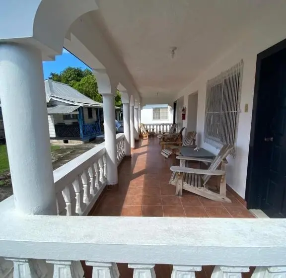 اتاق لوکس, Westport Cottage