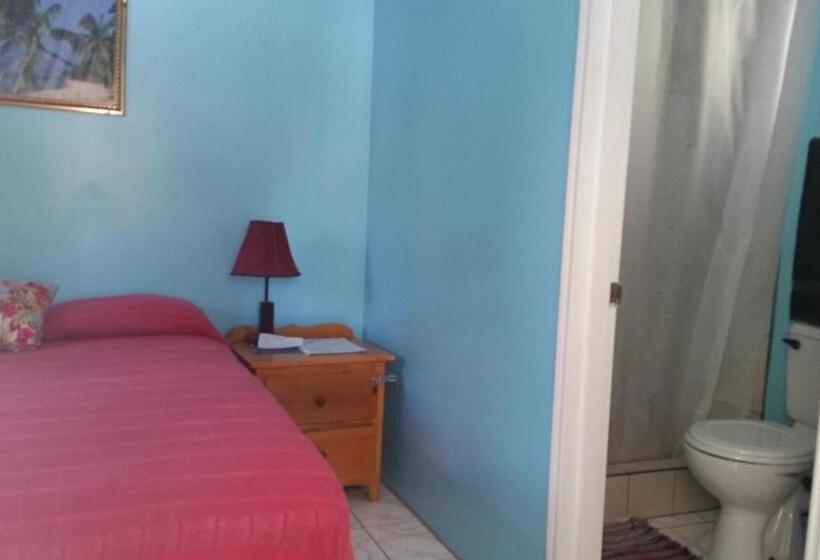 בקתה, Barefoot Beach Belize