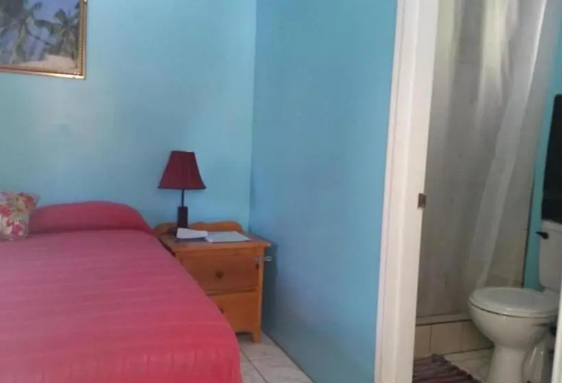 کابین, Barefoot Beach Belize