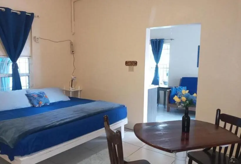 سوییت با چشم‌انداز دریا, Barefoot Beach Belize