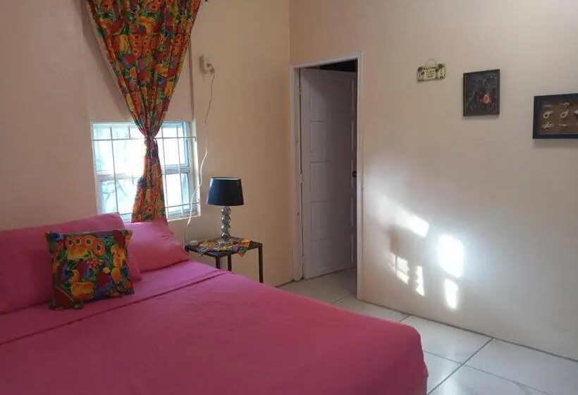 سوییت با چشم‌انداز جانبی دریا, Barefoot Beach Belize