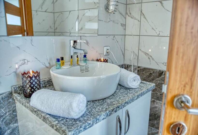 スタンダードルーム, Garth Of Balat