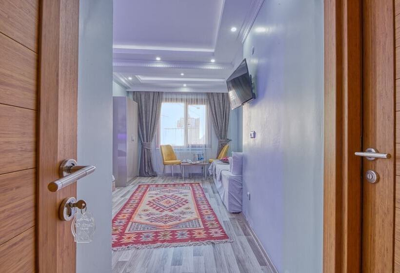 デラックストリプルルーム, Garth Of Balat