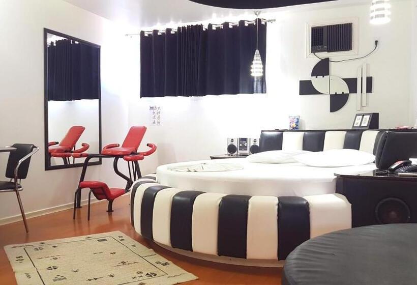 スタンダードスタジオ, L'acqua Motel Express