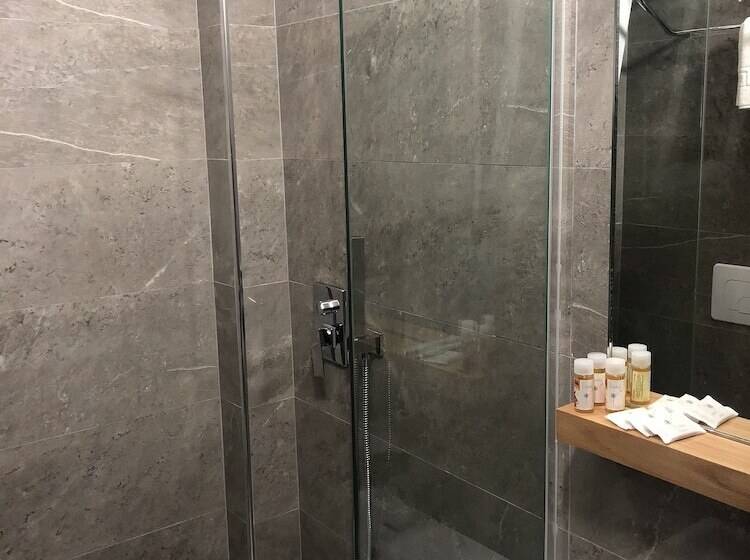 Chambre Deluxe, Ruby Palace