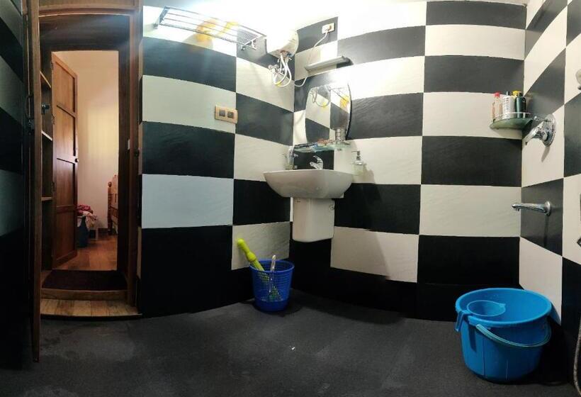 이코노미 룸, Poonthanam Homestay