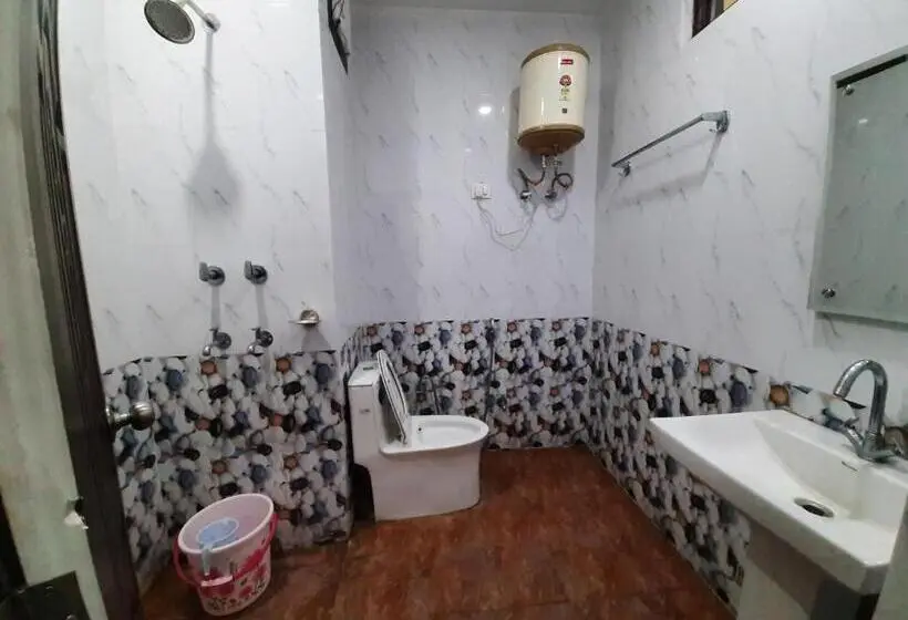 اتاق لوکس سه تخته, Abrol Residency