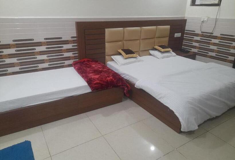 デラックストリプルルーム, Abrol Residency