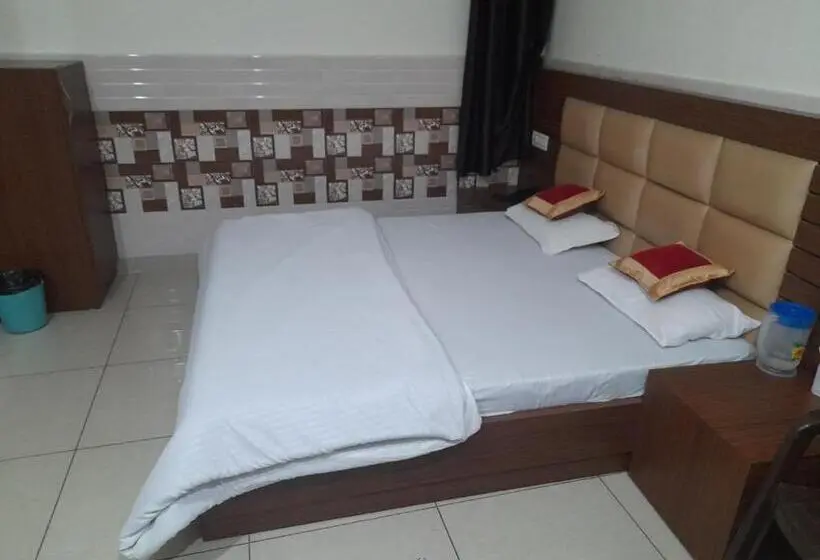 اتاق لوکس, Abrol Residency