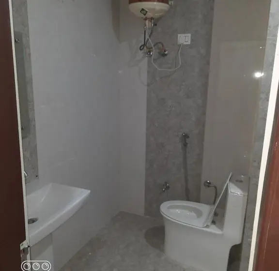 اتاق لوکس, Abrol Residency