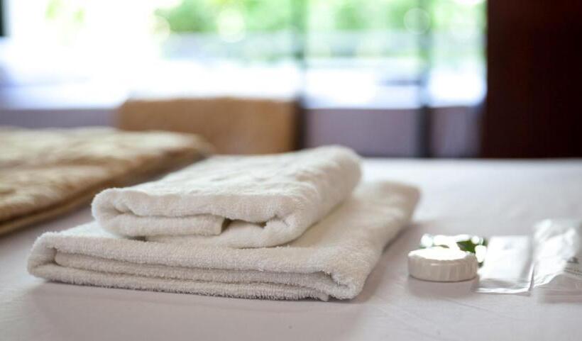 تختخواب در اتاق مشترک, Gieng Ngoc