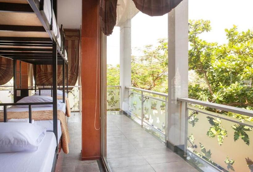 تختخواب در اتاق مشترک, Gieng Ngoc