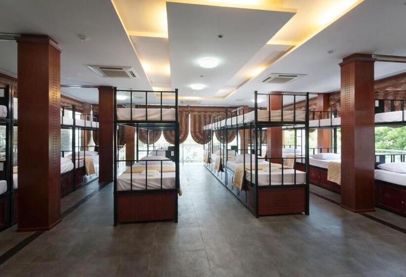 تختخواب در اتاق مشترک, Gieng Ngoc