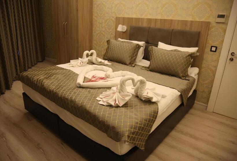 标准三人间, Ema Ozturk Thermal