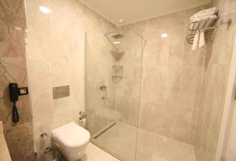 标准三人间, Ema Ozturk Thermal