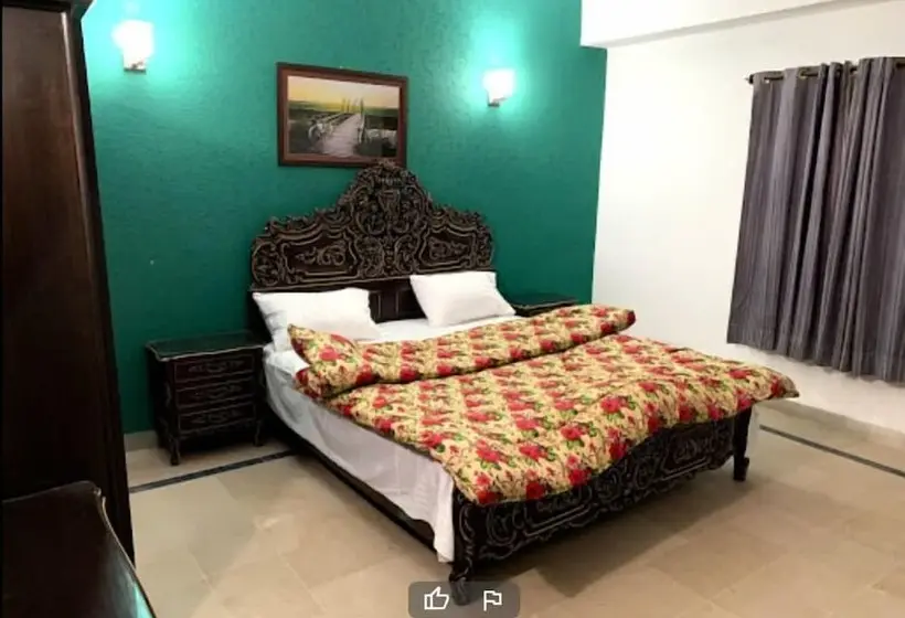 اتاق لوکس, The Knights Inn