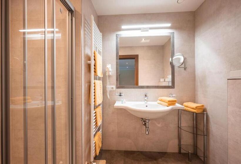 Quarto Triplo Standard com Balcão, Garni Erler