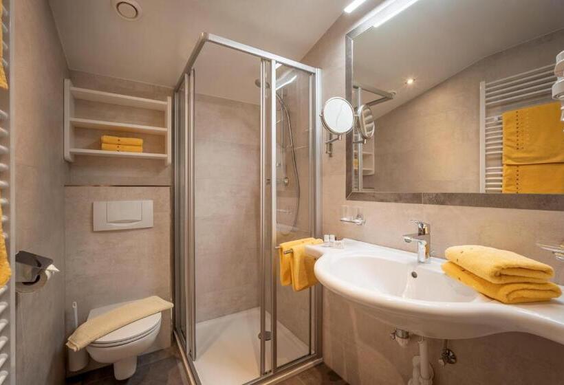 سوییت جونیور با بالکن, Garni Erler