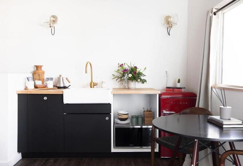 جناح سرير كينج, Mellow Moon Lodge