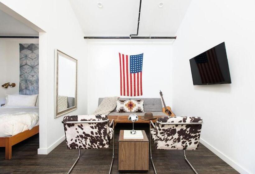 جناح سرير كينج, Mellow Moon Lodge