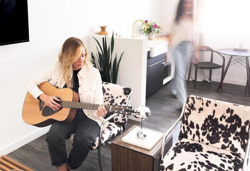 جناح سرير كينج, Mellow Moon Lodge