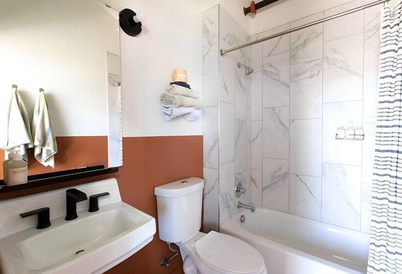 جناح عائلي, Mellow Moon Lodge